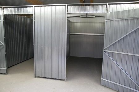 "Mein Lager" von Innen: Lagerabteile abgetrennt voneinander mit Metall Wänden und Metall Türen.