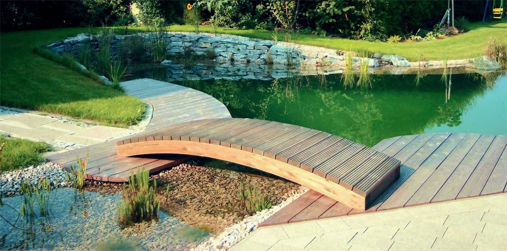 Brücke welche über einen Gartenteich führt