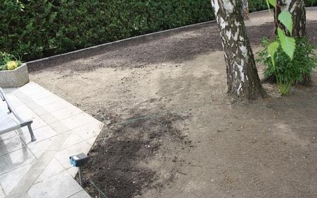 Baustelle im Garten , Erdarbeiten und vorbereiteter Fläche für Neugestaltung.