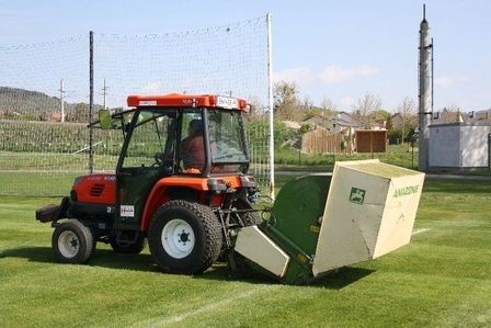 Traktor mit Rasenbelüfter im Einsatz.
