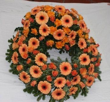 Kranz aus orangefarbenen Gerbera-Blüten als Trauerdekoration.